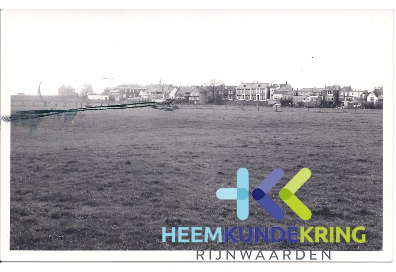 Zicht op Tolkamer vanaf de Krib (weg door de Oude Rijn) 04-1972